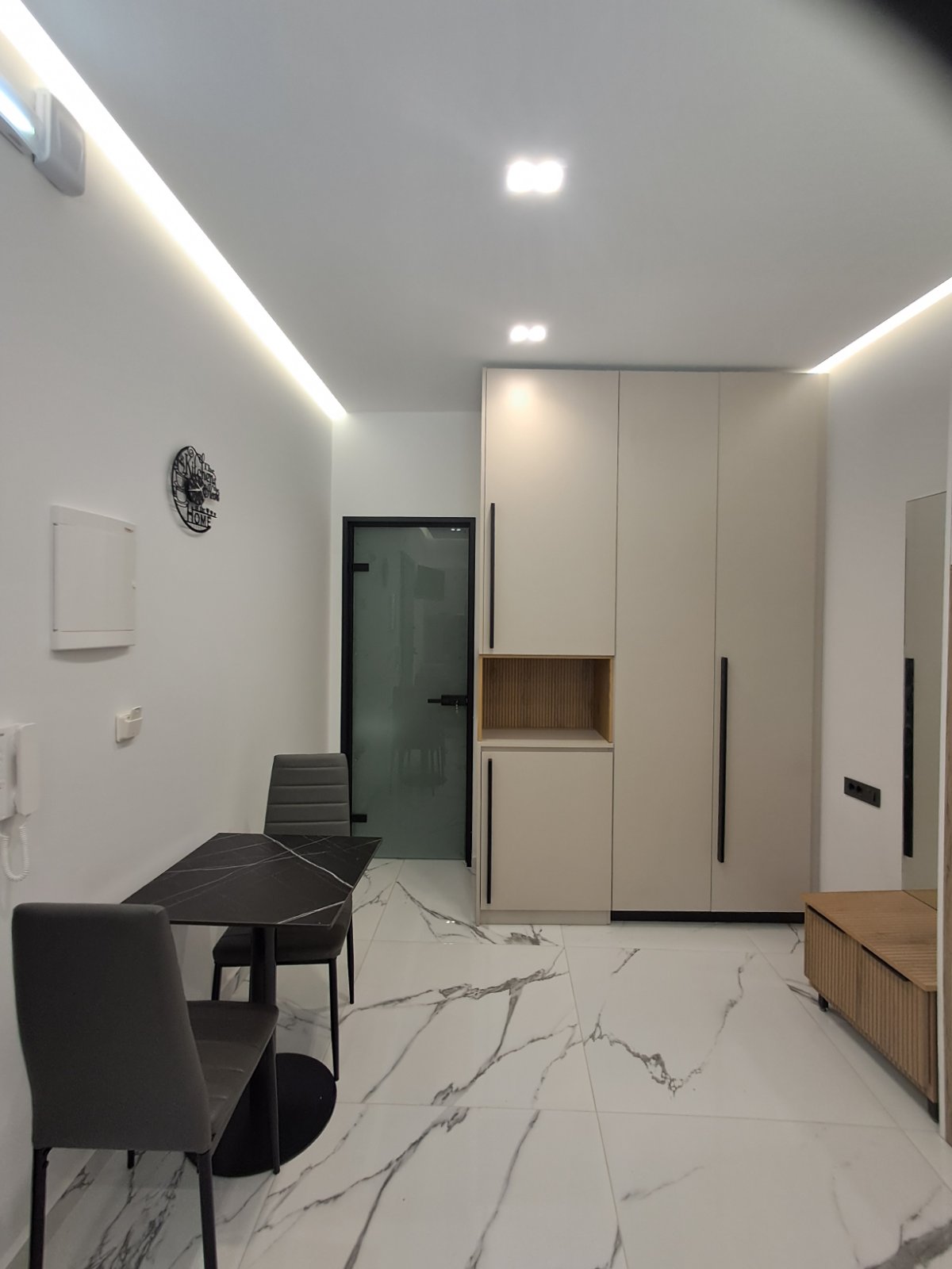 Custom ψηλή σύνθεση αποθήκευσης με ξύλινη λεπτομέρεια και μαύρες λαβές
