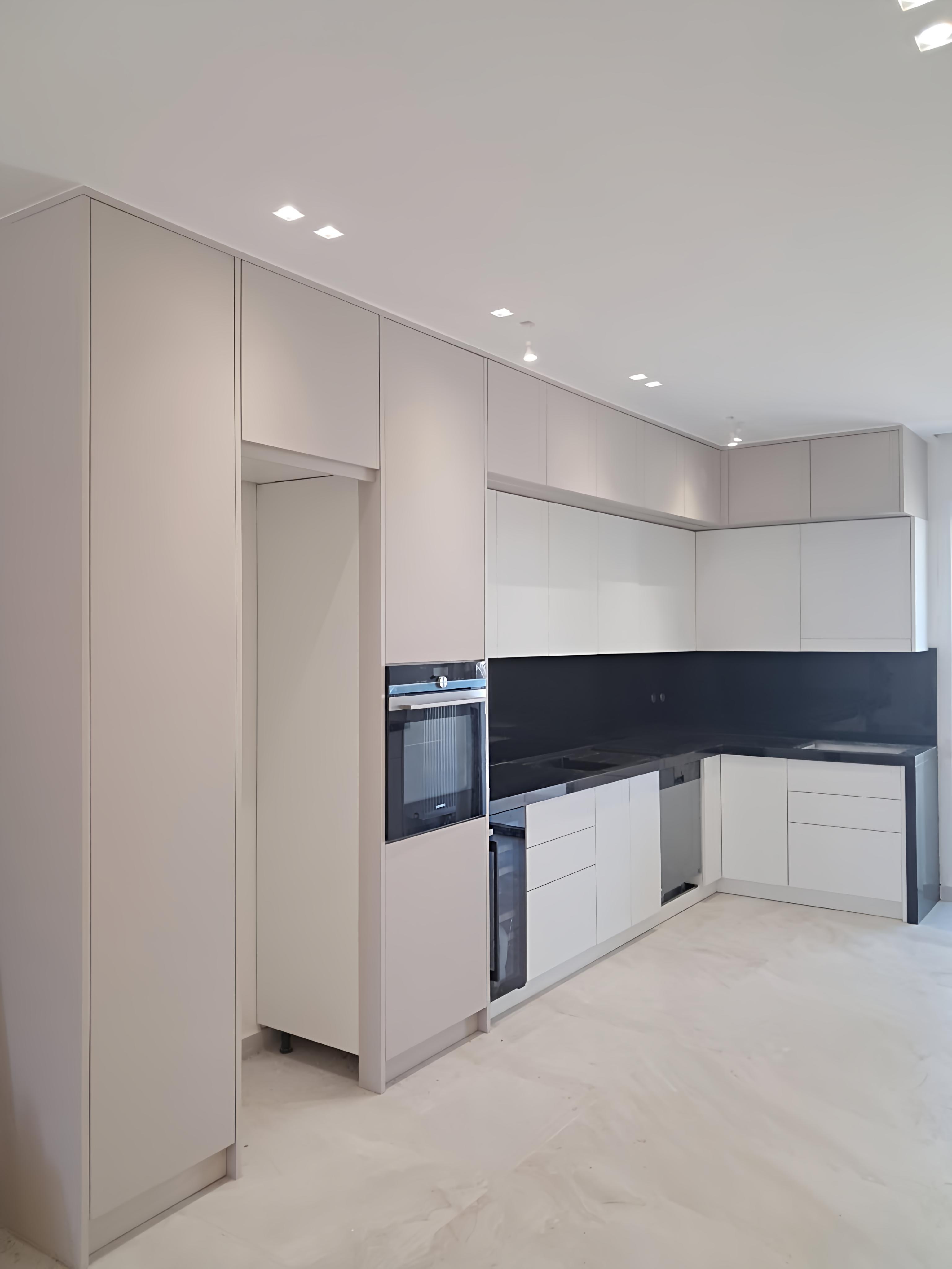 Σύγχρονη minimal κουζίνα με custom λευκά ντουλάπια και σκούρο πάγκο